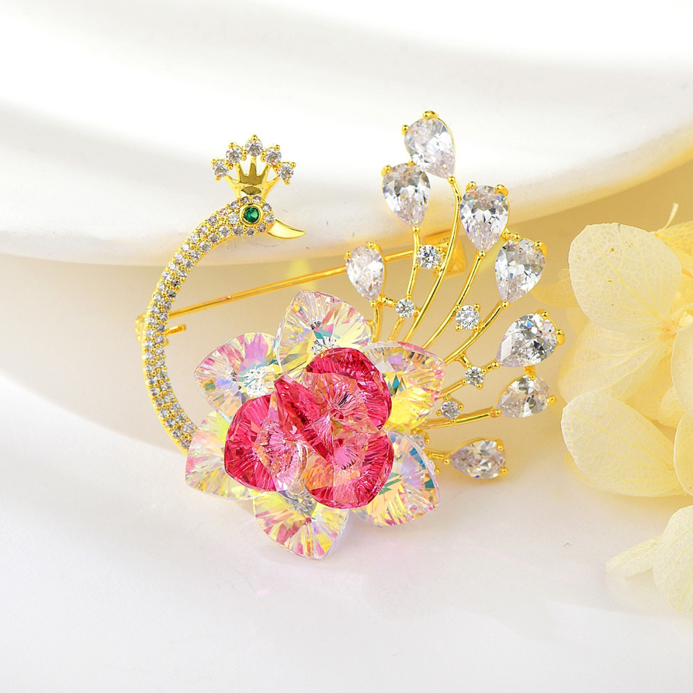 Arannyal bevont exkluzív páva bross pink és színjátszó Swarovski kristályokkal (0591.)