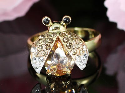 Arannyal bevont katicabogár gyűrű  borostyánszínű ausztriai kristállyal  (0883.)