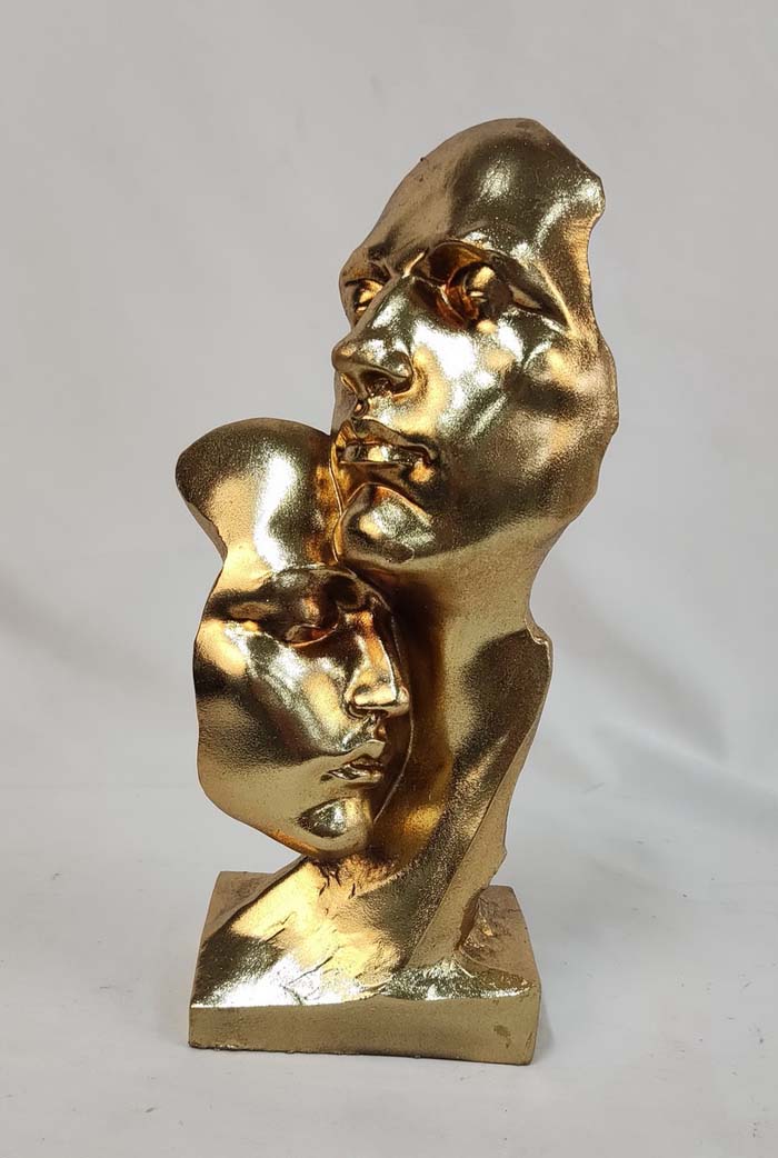 Arany összebújás - szobor