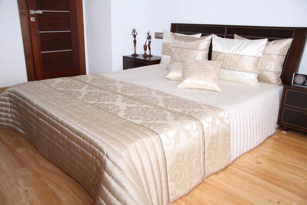 Minőségi bézs színű ágytakaró egy kis luxussal Szélesség: 200 cm | Hossz: 220 cm
