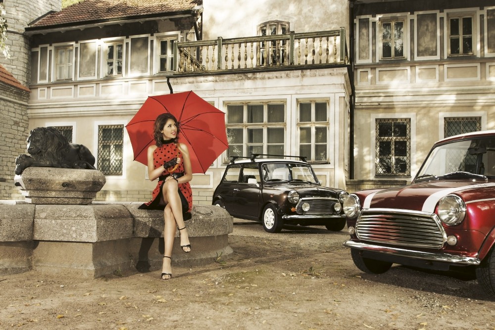 Piros esernyős nő, poszter tapéta 375*250 cm